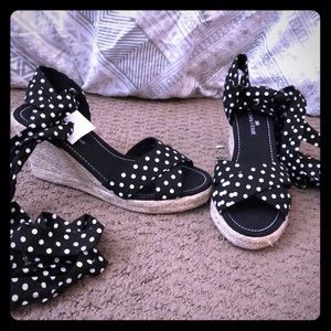 Black/white polka dot summer wedges